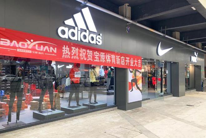 嘲的4个国产运动鞋看谁还在乱跟风？新利体育网站入口曾被吹上天如今被人(图5)