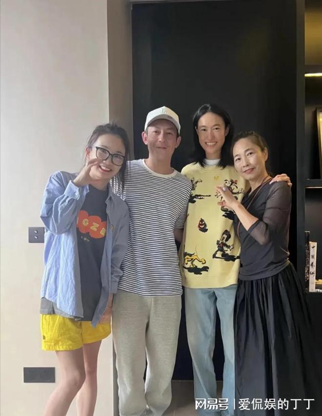 扮朴素老气秦舒培素颜皮肤真好陈冠希陪老婆回河南老家探亲打(图2)