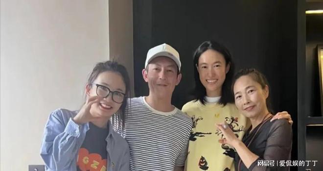 扮朴素老气秦舒培素颜皮肤真好陈冠希陪老婆回河南老家探亲打(图5)