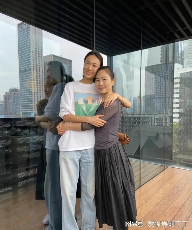 扮朴素老气秦舒培素颜皮肤真好陈冠希陪老婆回河南老家探亲打(图3)