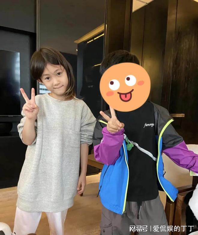 扮朴素老气秦舒培素颜皮肤真好陈冠希陪老婆回河南老家探亲打(图4)