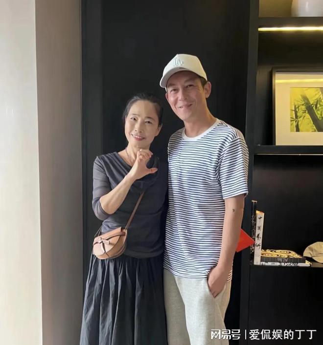 扮朴素老气秦舒培素颜皮肤真好陈冠希陪老婆回河南老家探亲打(图6)