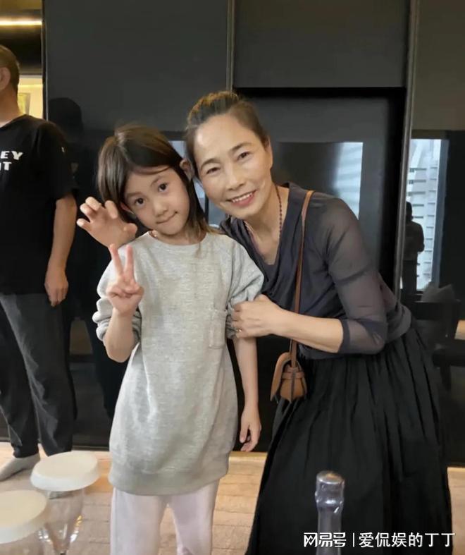 扮朴素老气秦舒培素颜皮肤真好陈冠希陪老婆回河南老家探亲打(图7)