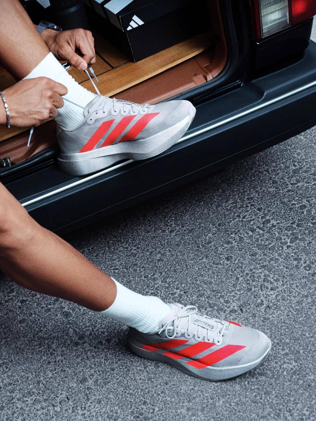 IZERO EVO SL竞速、性能和颜值评分俱佳《跑者世界》年度最佳竞训跑鞋adidas AD(图1)